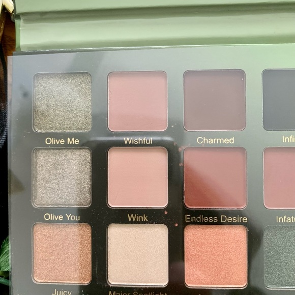 VIOLET VOSS OLIVE YOU FOREVER EYESHADOW PALETTE 12 BOLD SHADES BRAND NEW IN BOX - Picture 8 of 16